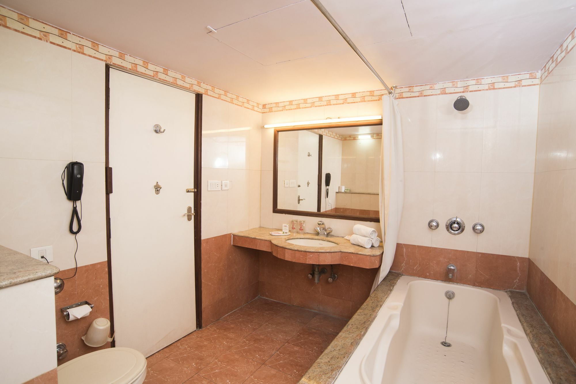 Lmb Centre, Hotel
