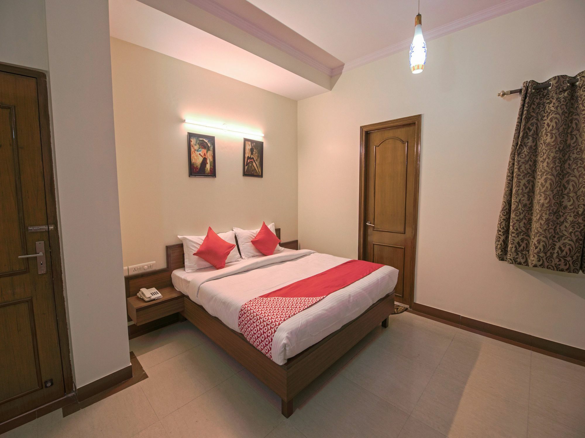 Hotel Oyo 13643 Maharaja Palace