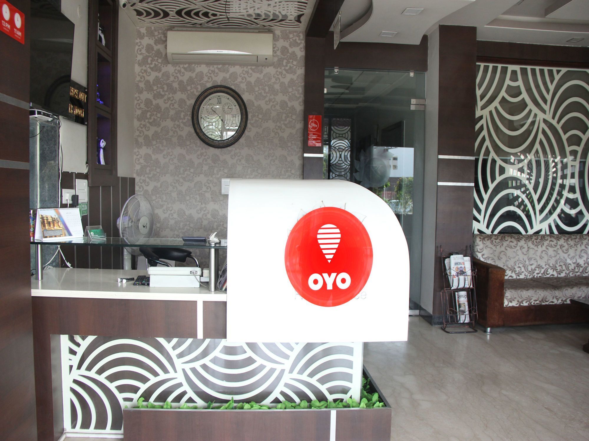 Oyo 14427 Rk Palace Jaipur