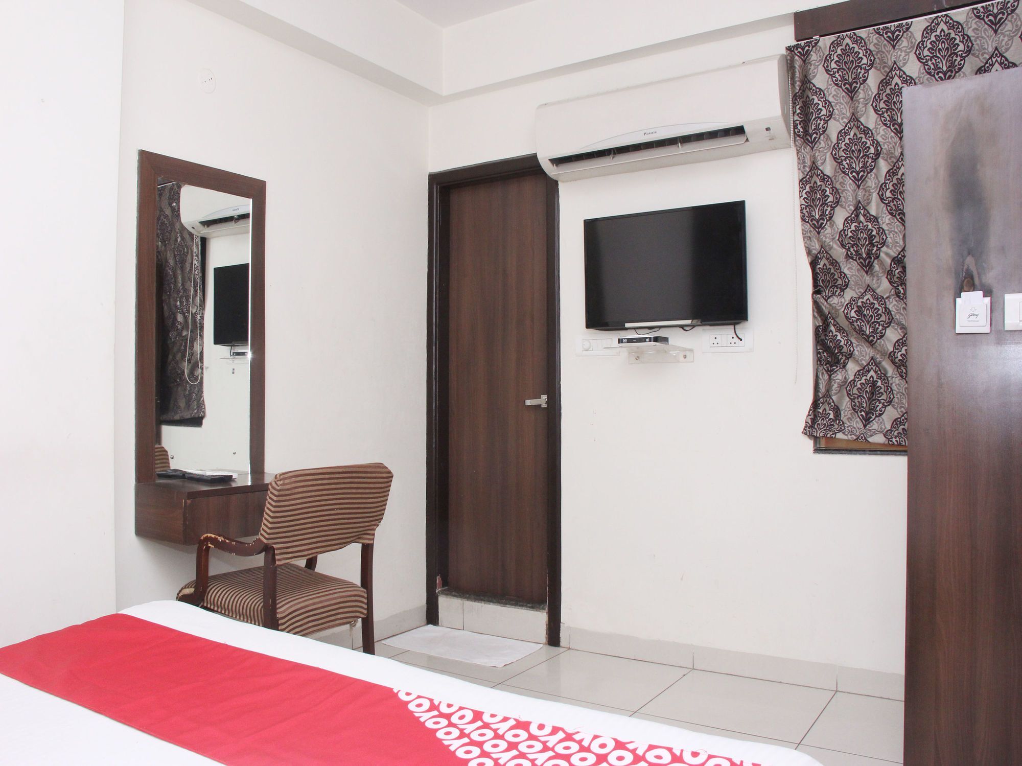 Oyo 14427 Rk Palace Hotel