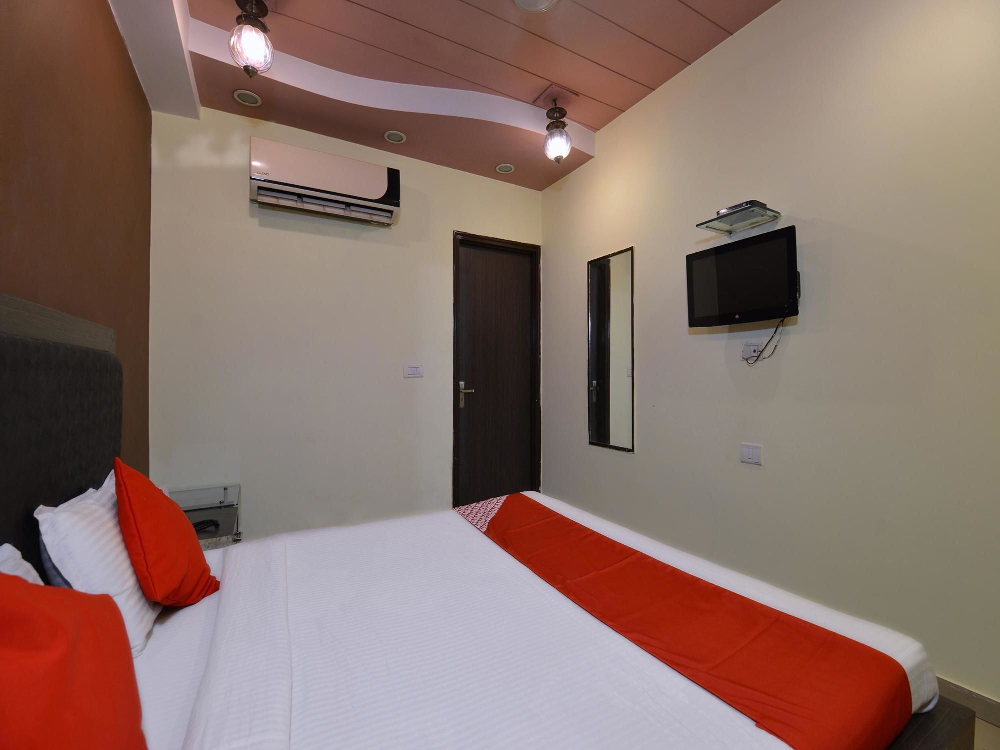 Oyo 12908 Shiva's Royal Hotel