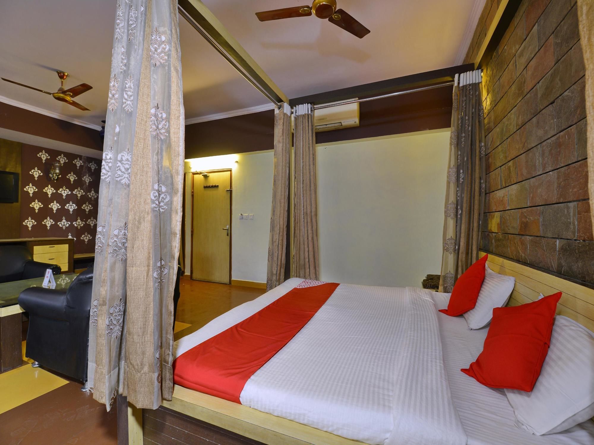 Oyo 12908 Shiva's Royal Hotel