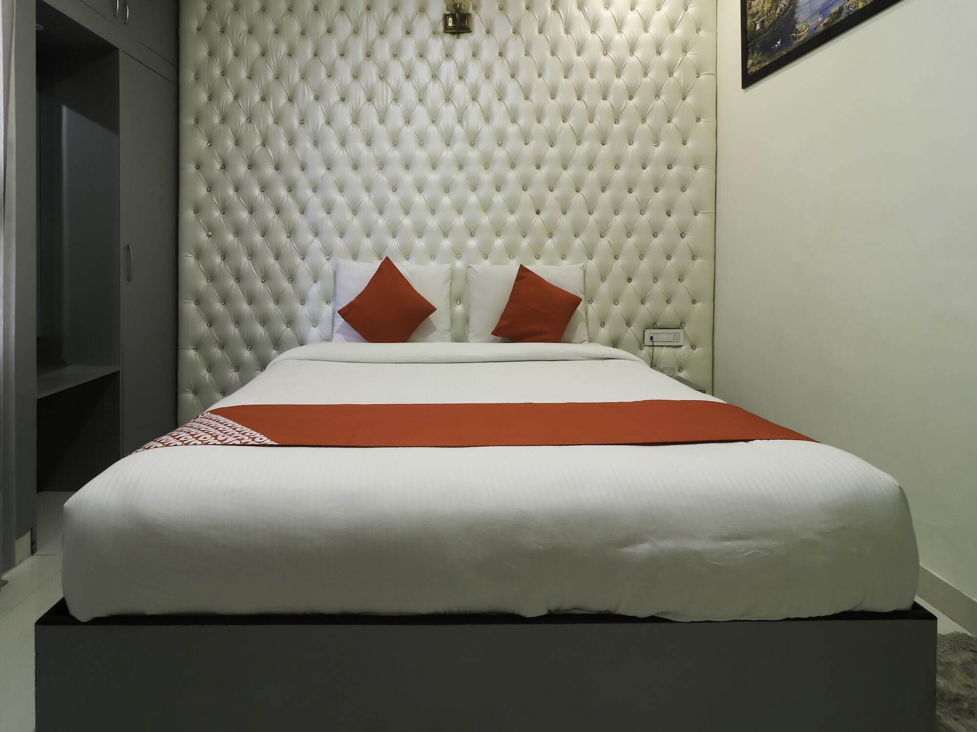 Oyo 28722 The Hotel