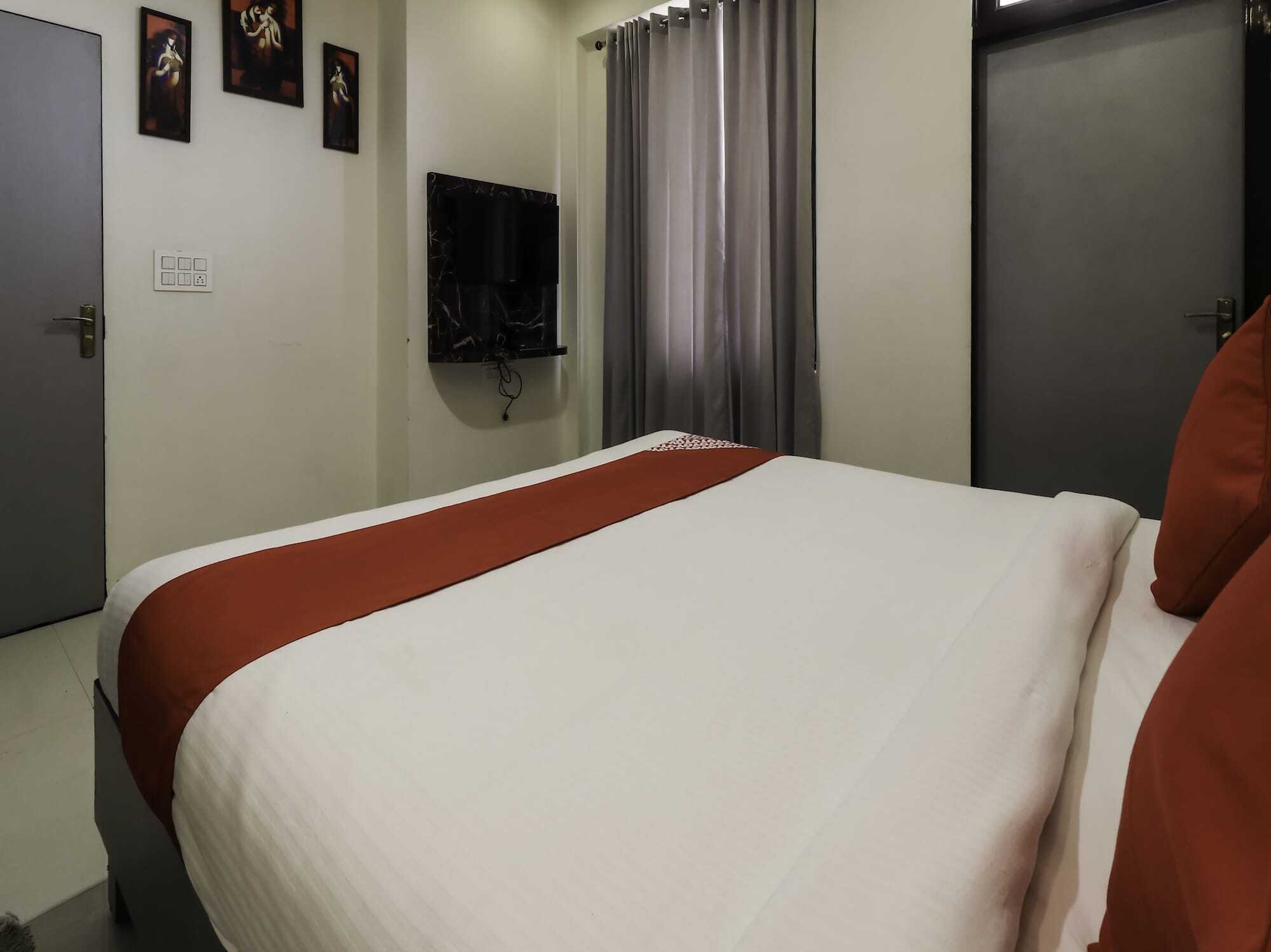 Oyo 28722 The Hotel