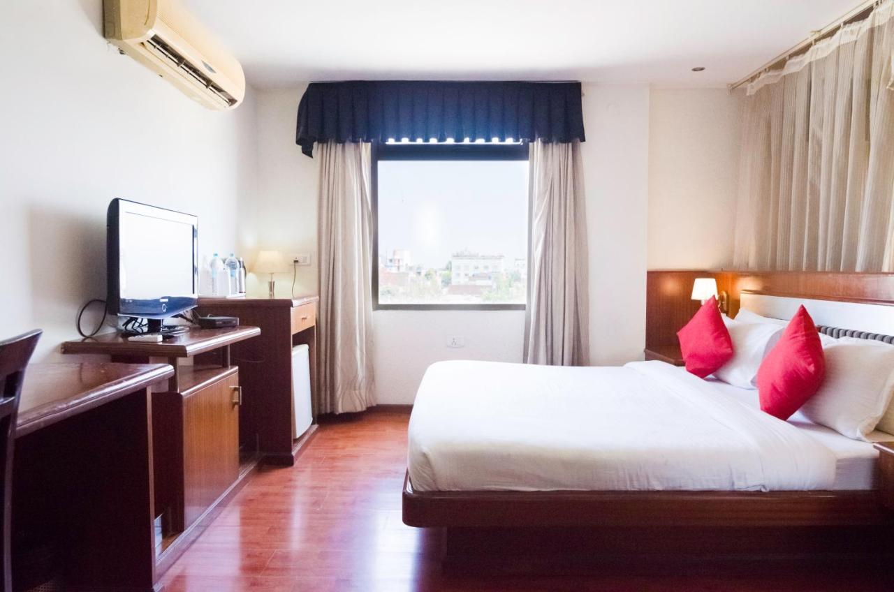 Hotel Capital O 18514 Royal Empire