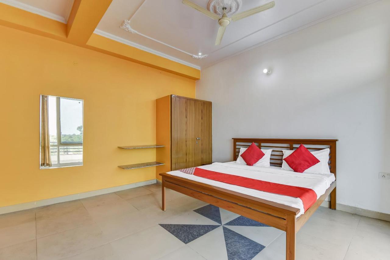 Oyo 64464 Gulmohar 3*