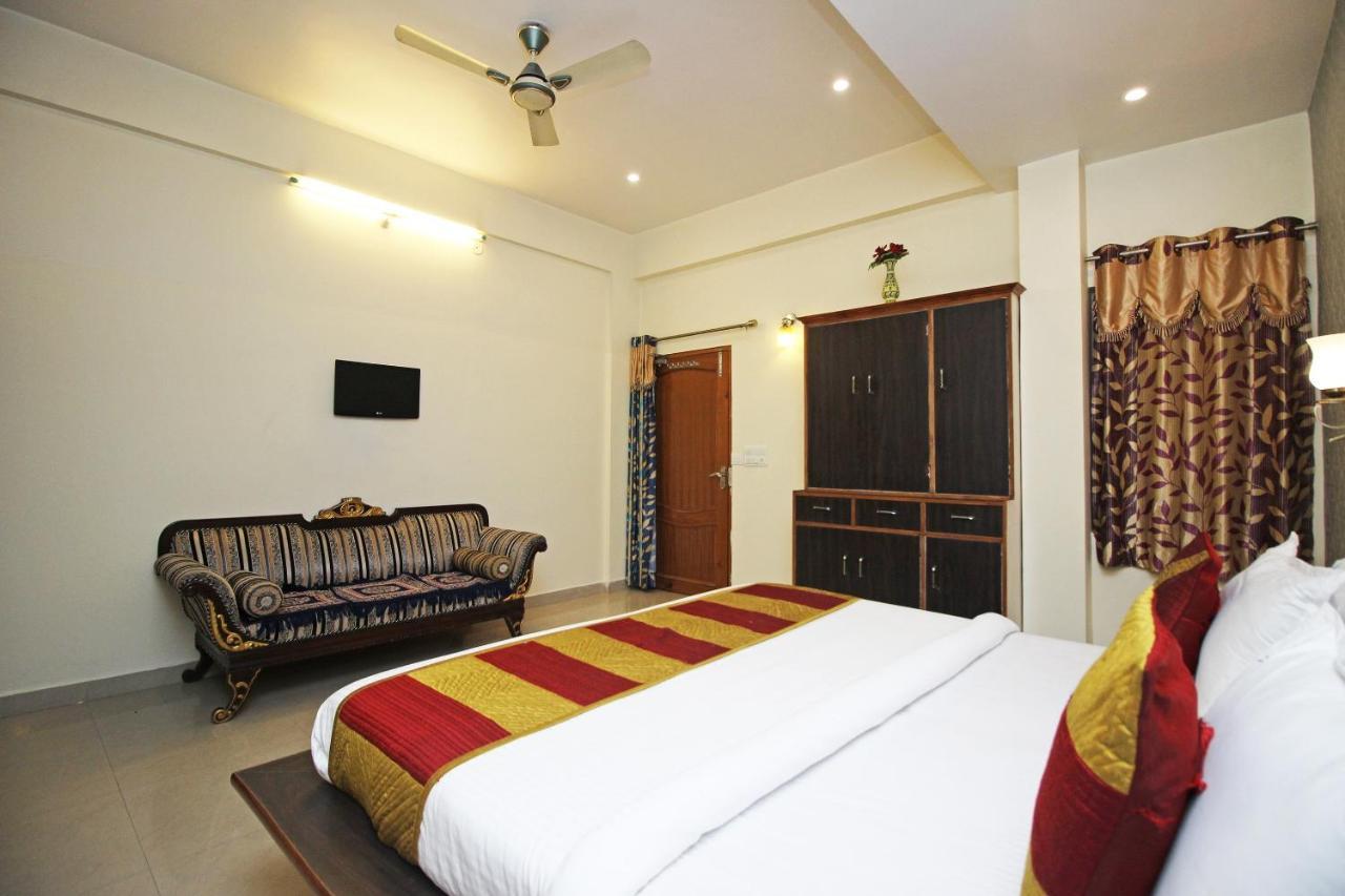 Hotel Oyo 9388 Yash 3*