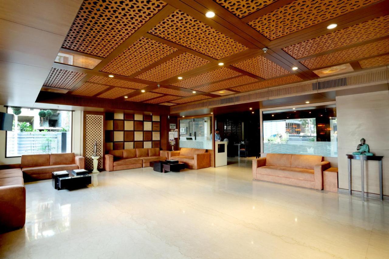 Royale Lalit Hotel 3*