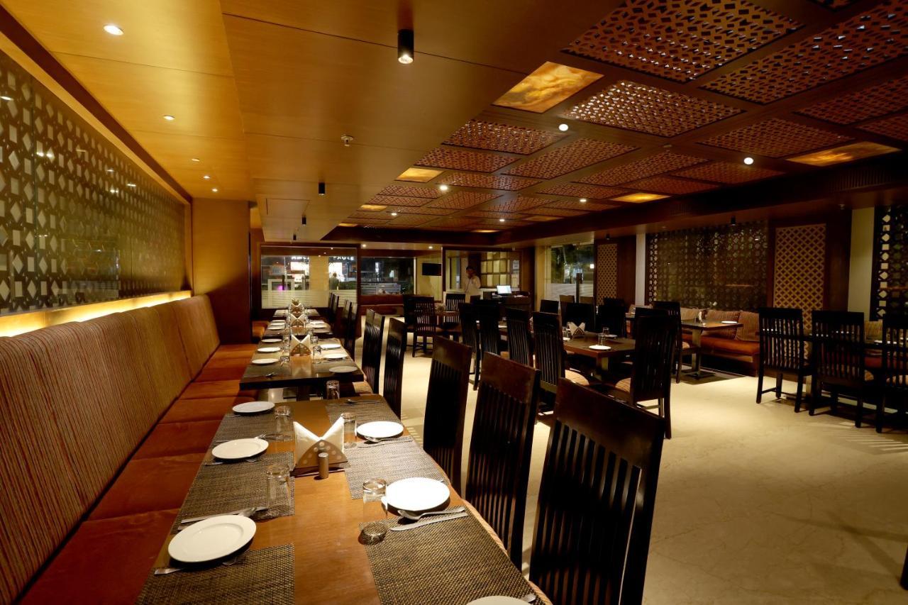 Hotel Royale Lalit 3*