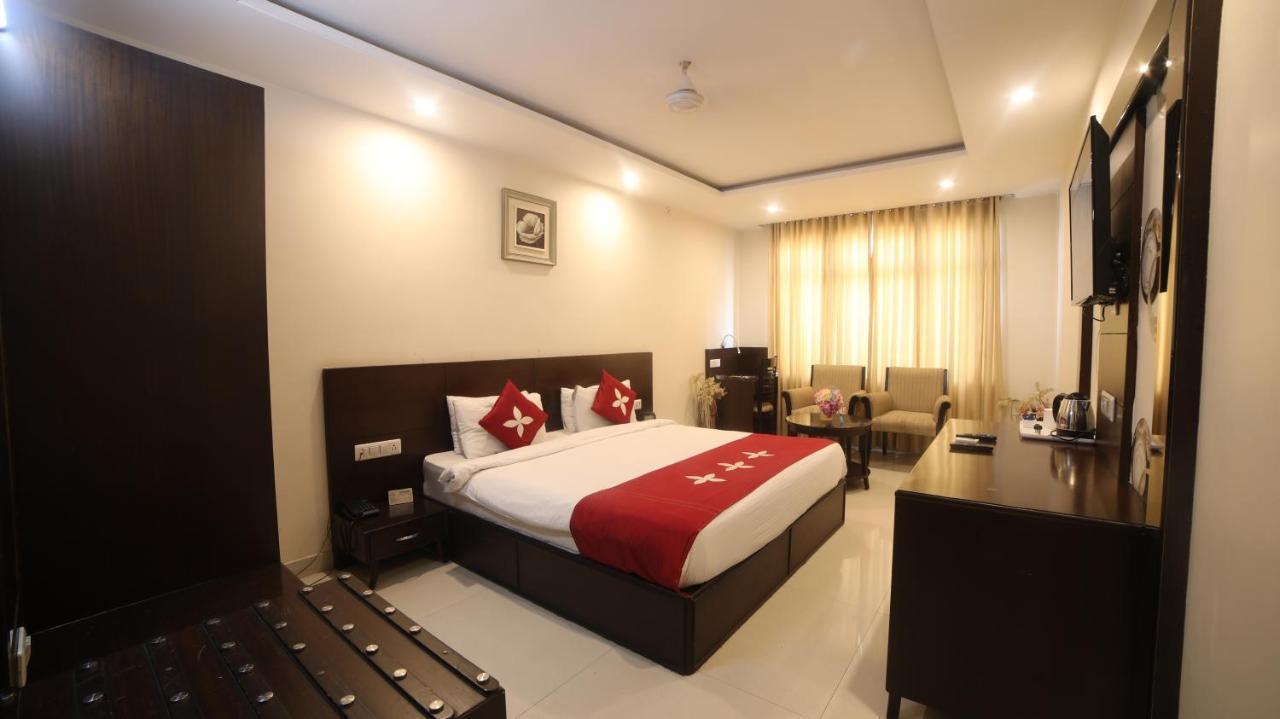 Vanaam Raj Plaza 4*