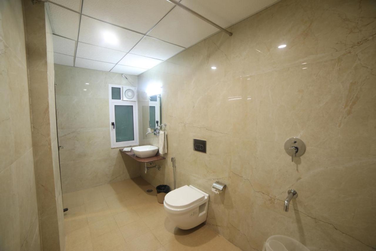 Vanaam Raj Plaza Hotel 4*