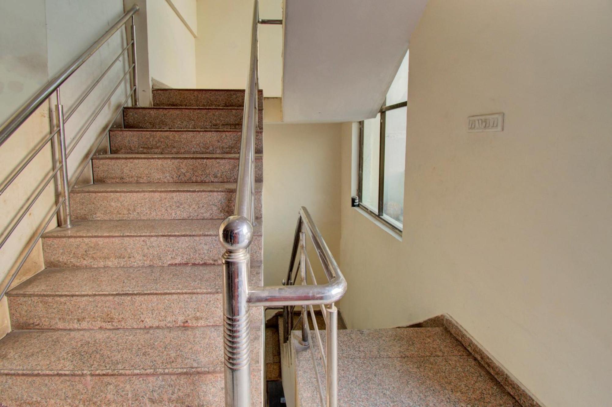 Collection O Metro View Mansarovar 3*