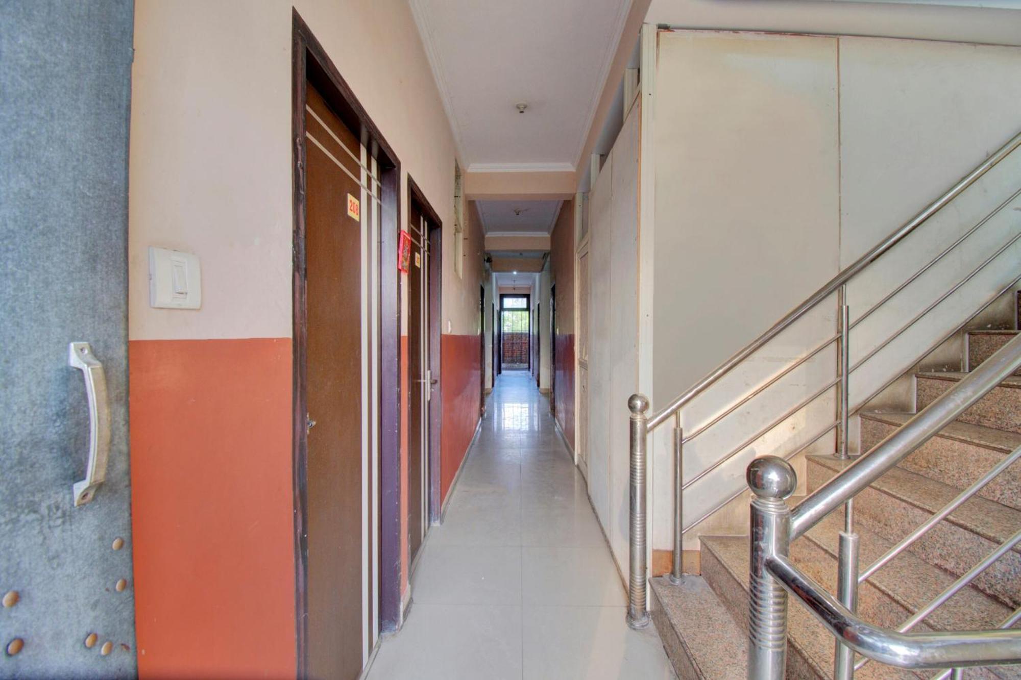 Hotel Collection O Metro View Mansarovar 3*