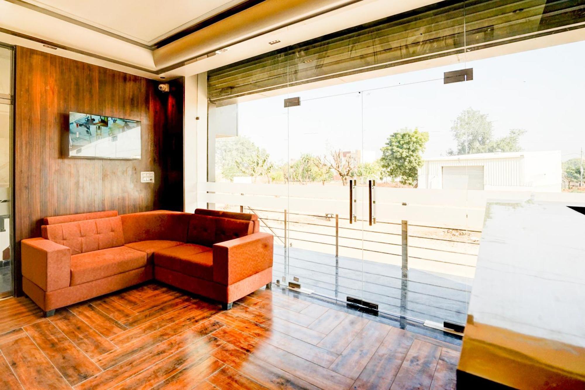 Collection O Golden Sapphire Hotel