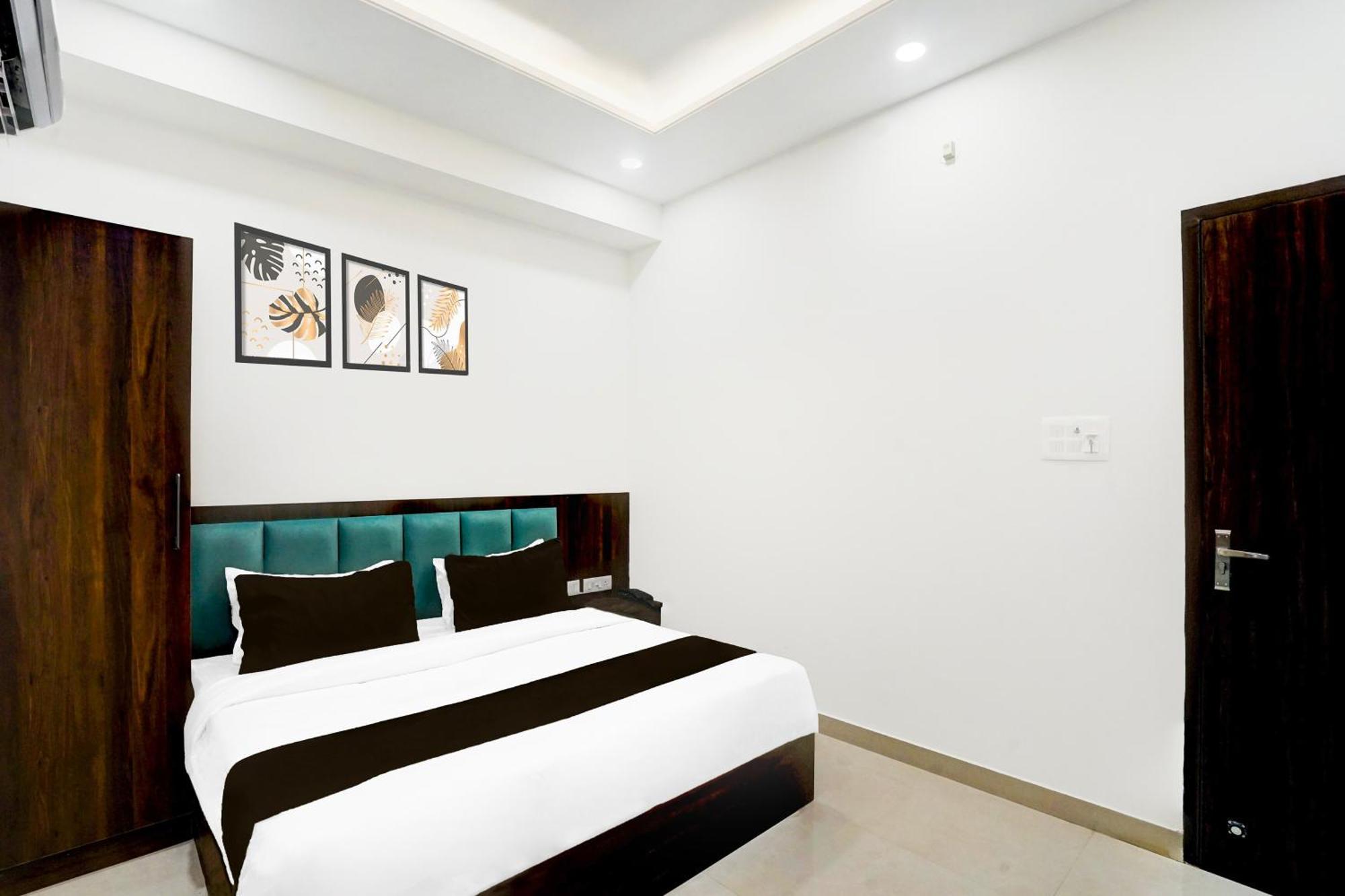 Collection O Golden Sapphire Hotel 4*