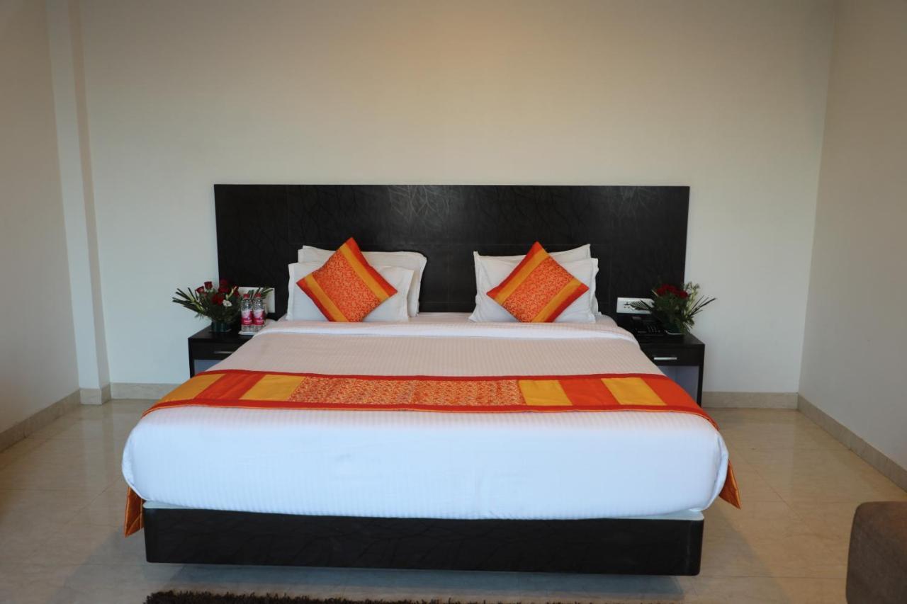 Hotel Om Palace Ajmer Road 3*