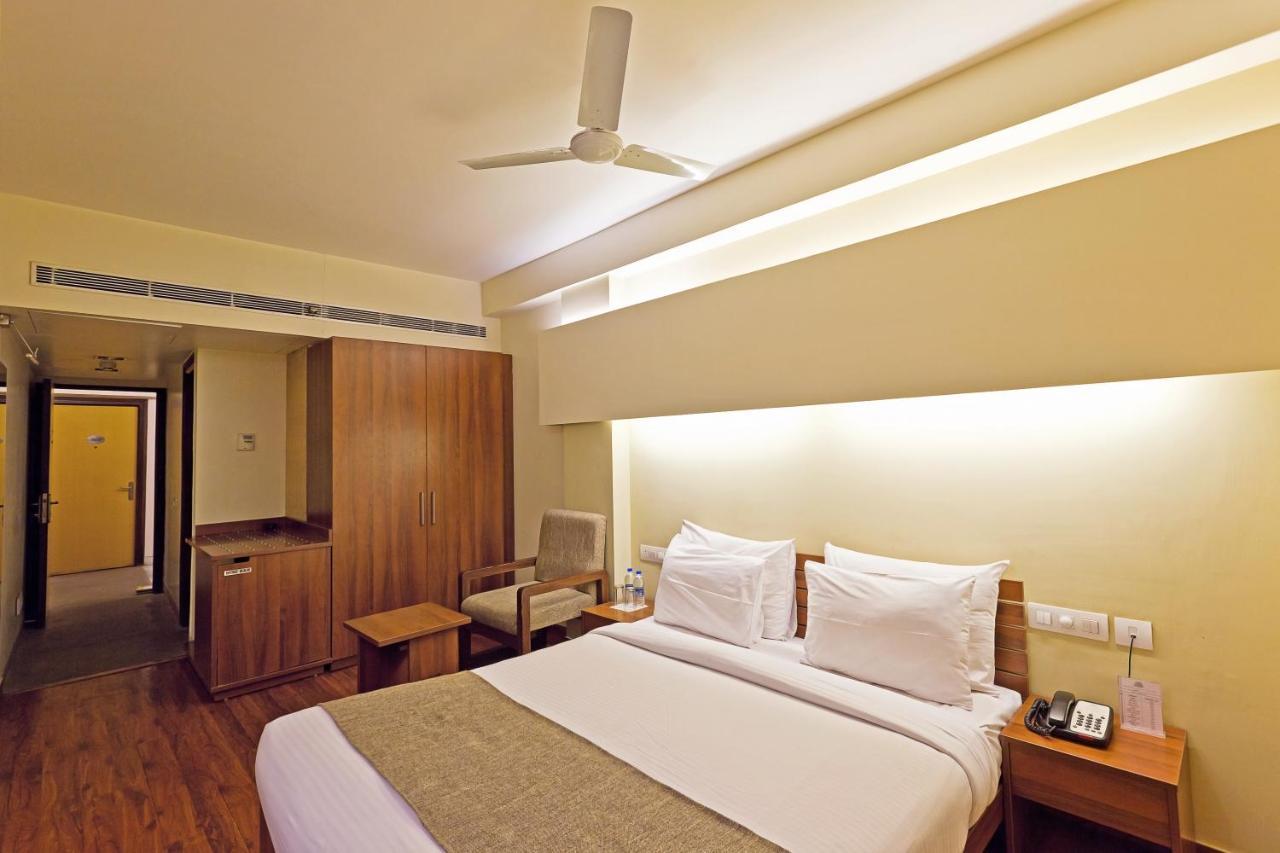 Whispering Palms Hotel