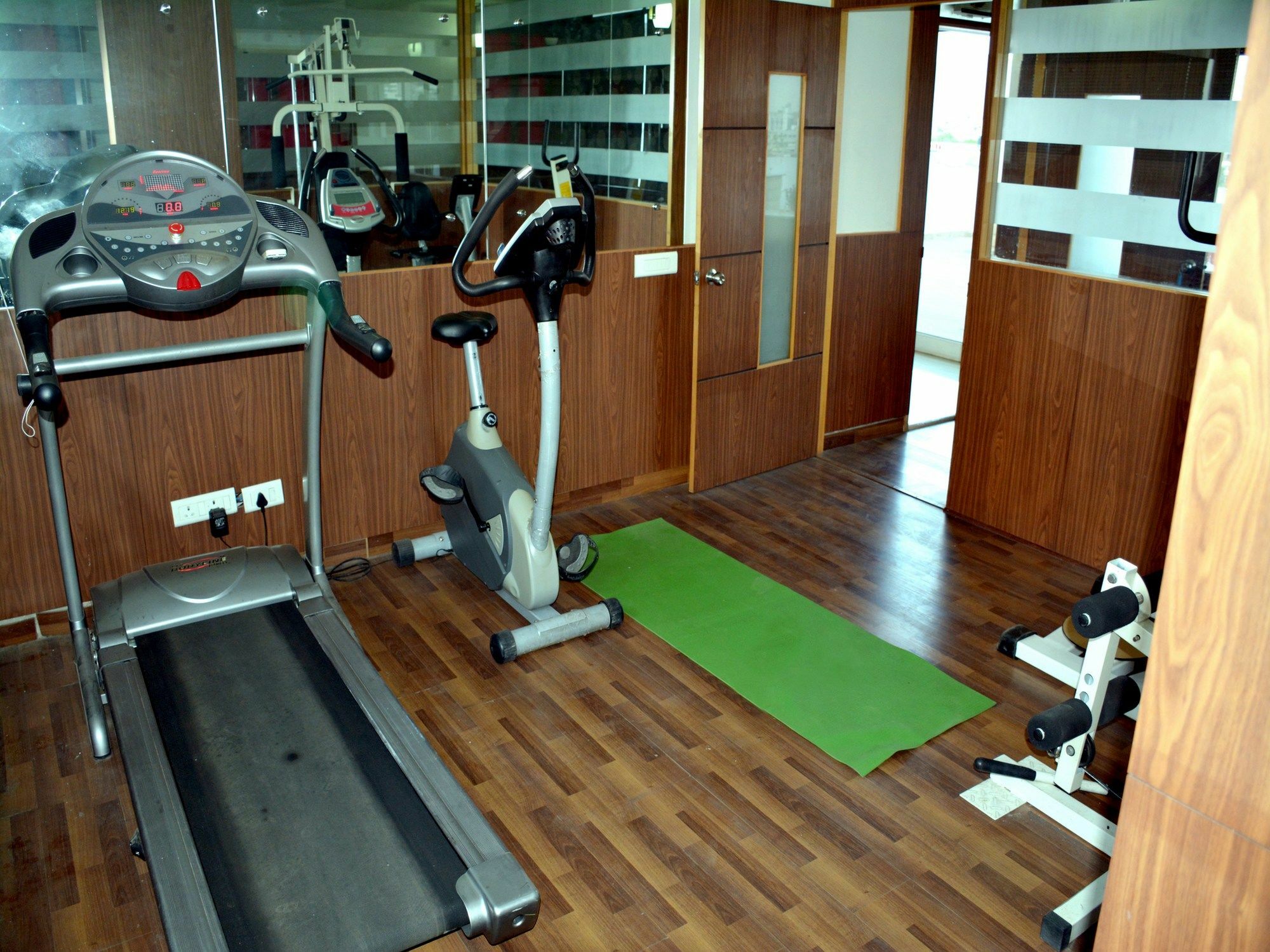 Fabhotel Royal Cm Bani Park 3*