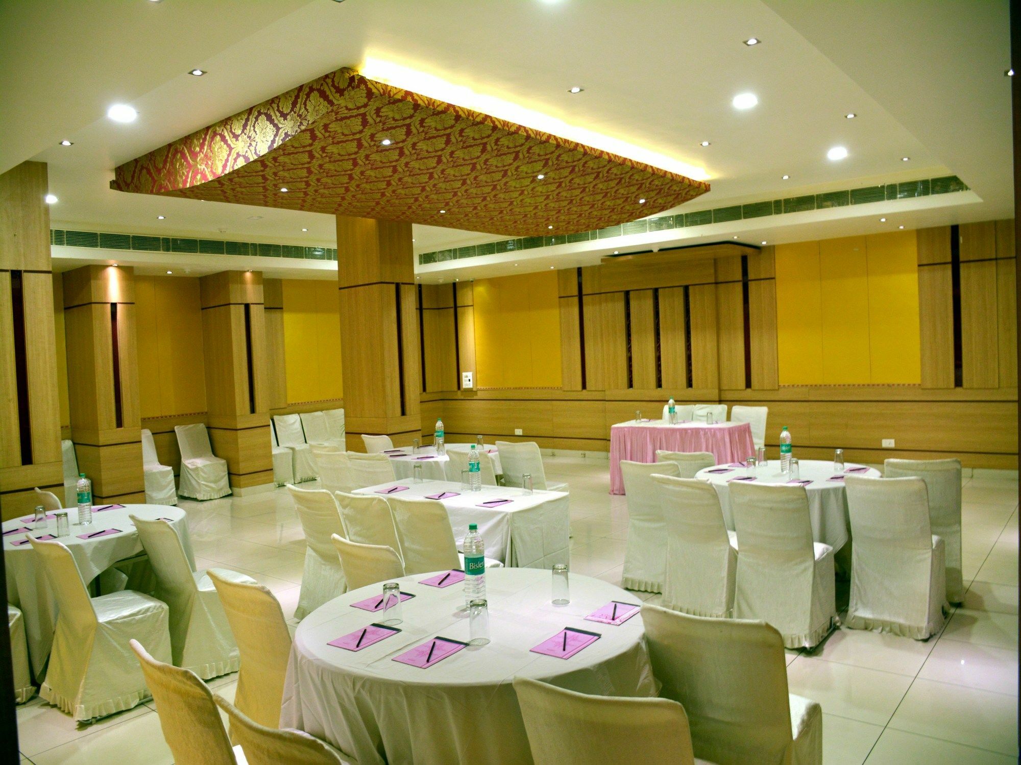 Hotel Fabhotel Royal Cm Bani Park