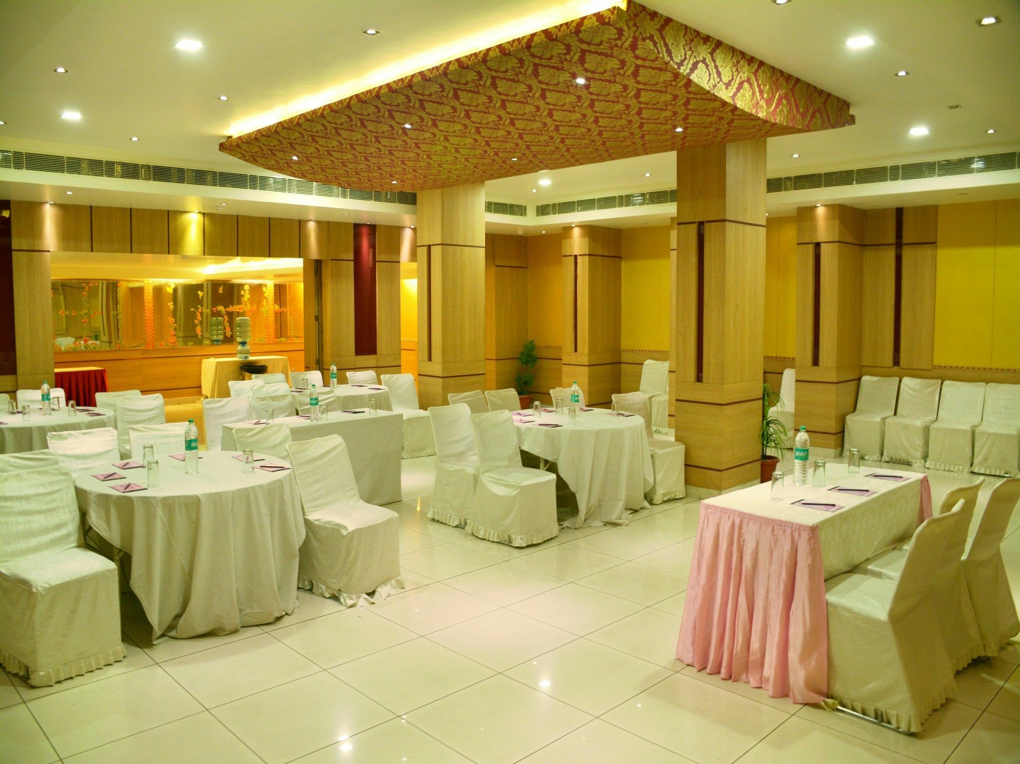 Hotel Fabhotel Royal Cm Bani Park 3*